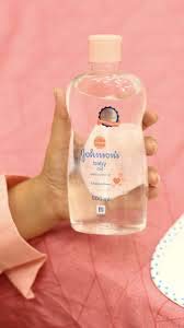 Johnsons Baby oil 300ml (locks in more than double the moisture)