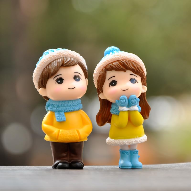 Winter Couple Doll Miniature Figurine | Romantic Boy & Girl Showpiece for Wedding Decor, Cake Decoration & Home Display | Size 5.5 x 2.5 cm |