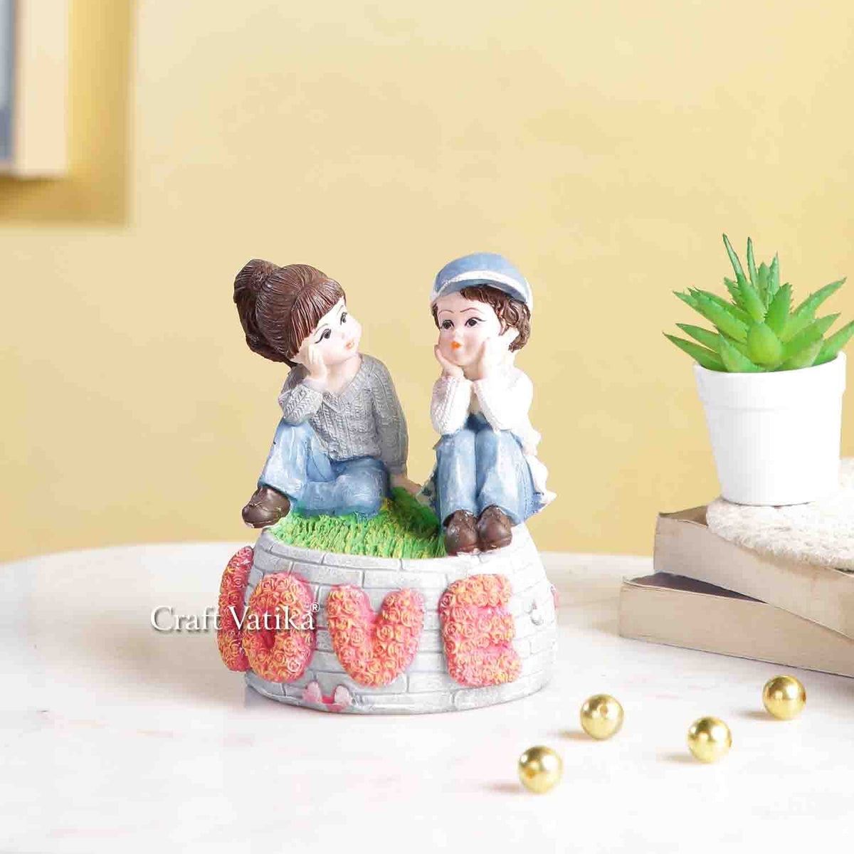 Love Couple Home Decorative Showpiece, Sitting Couple on Wall Sculpture Figurine Gift for Home Decor, Table Top, Couple, (3.5x3.5x4.6 Inches)