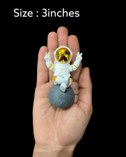 Street27® Cute Outer Space Astronaut Figurine Action Figure Toys Statue for Showpiece Home Living Room Decor Office Desktop Decoration Car Dashboard, Kids Birthday Party Gift, Resin