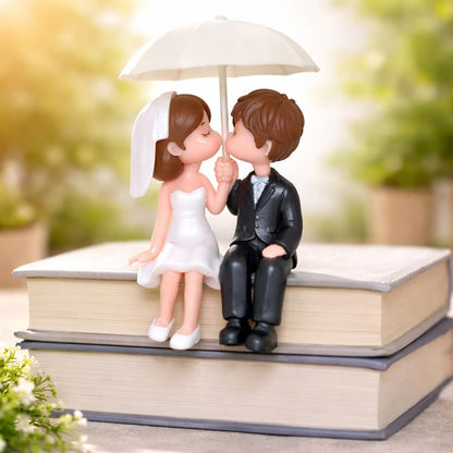 Valentine Gift for Girlfriend Boyfriend, Husband Wife, Valentine Love Couple Under Umbrella Romantic Miniature Statue Showpiece, Birthday Gift Propose Day Gift for Woman
