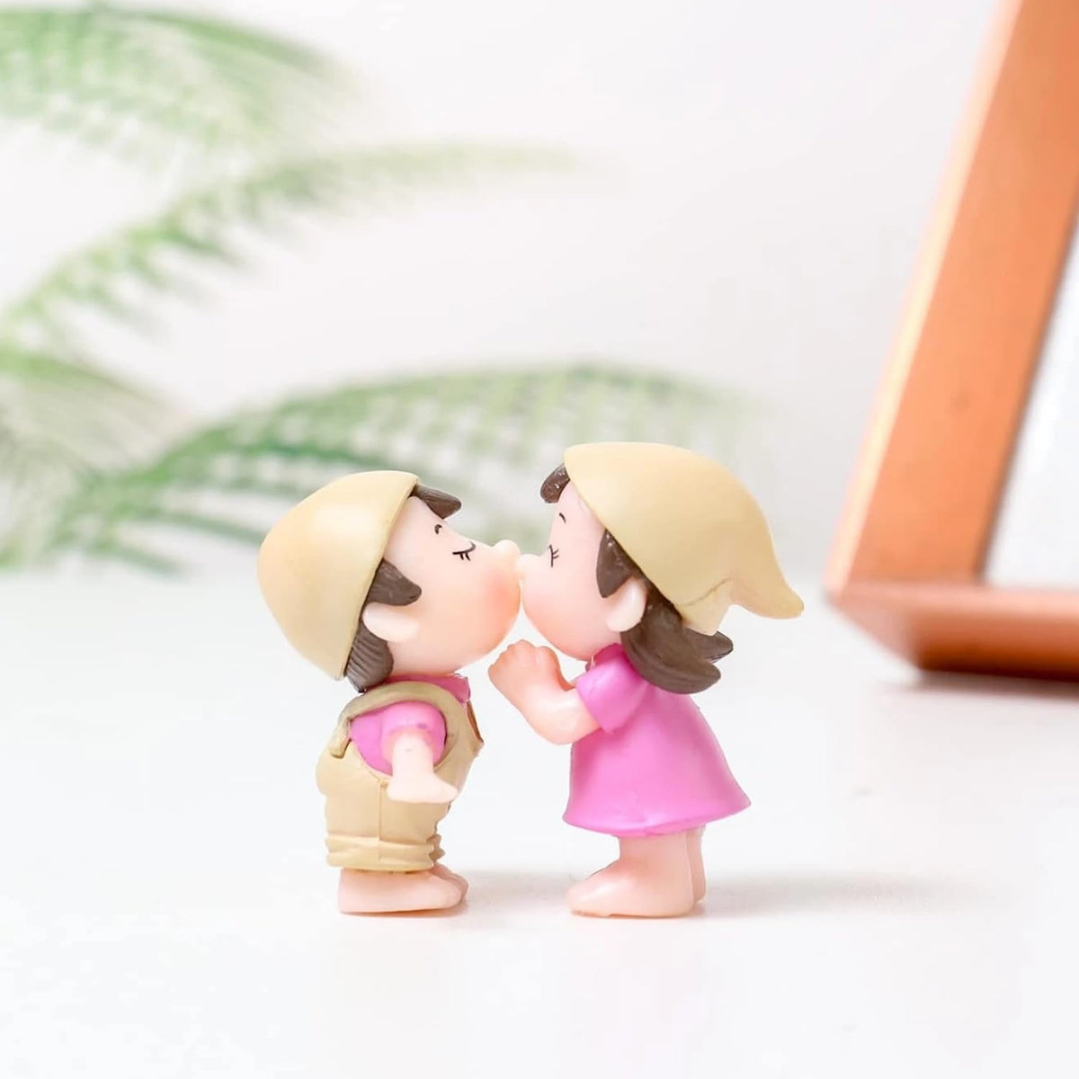 1 Set Cute Miniature Figurine Gift for Your Love Romantic Valentine Day Gift for Girlfriend, Boyfriend Small Baby Couple Showpiece Valentine Day Gift Items Miniature Adventure Showpiece
