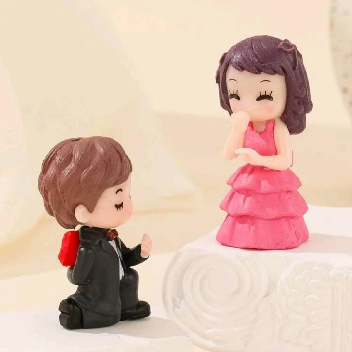 Romantic Lovely Couple Gift for Girlfriend Boyfriend Husband Wife Couple Miniatures Figurine for Valentines Day Gift for Your Love Valentine Day Gift Items Showpiece