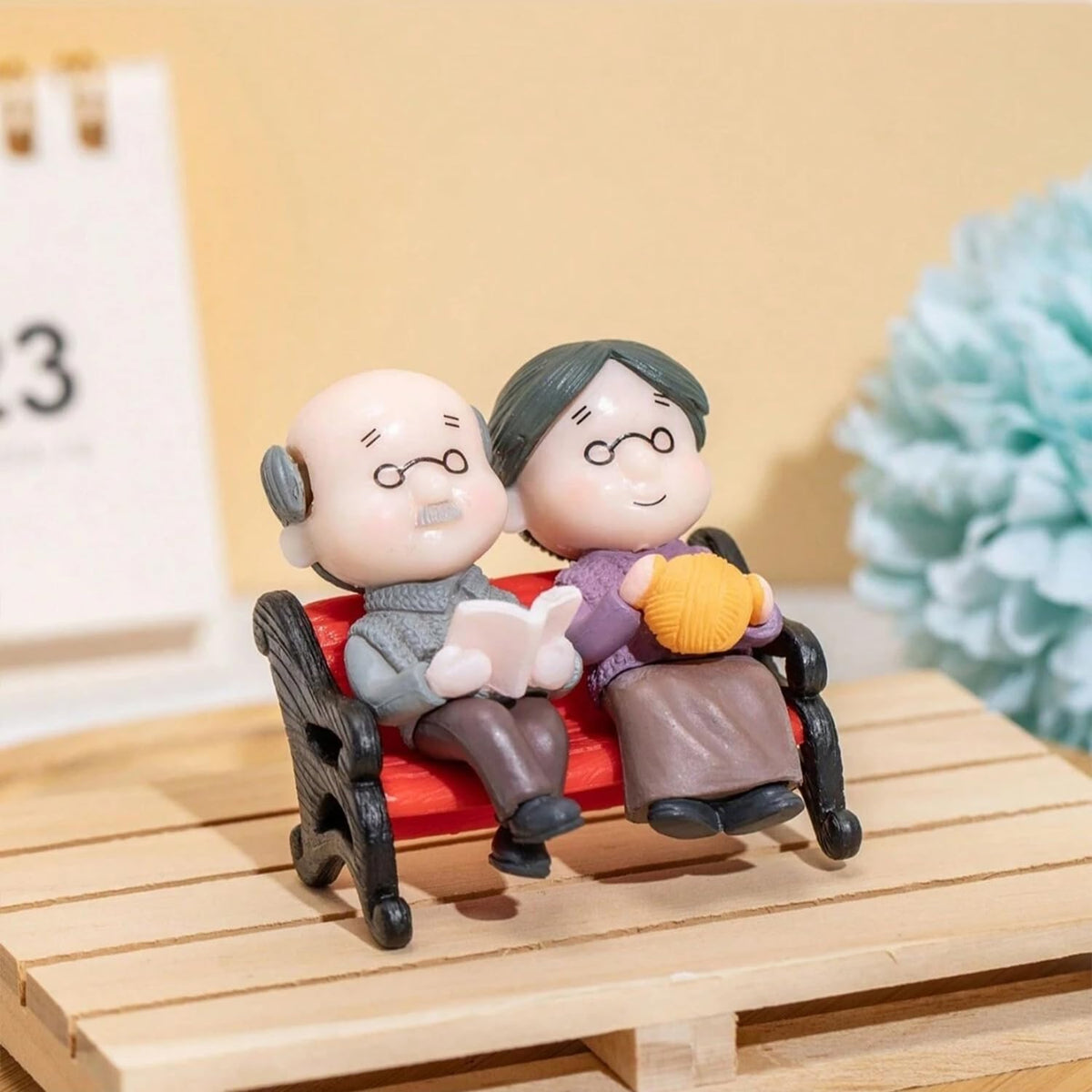 Old Aged Love Couple Sitting on Bench Decorative Showpiece for Home Room Decor Table Decoration Gift for Grand Parents Husband Wife Anniversary Birthday Valentine Gifts