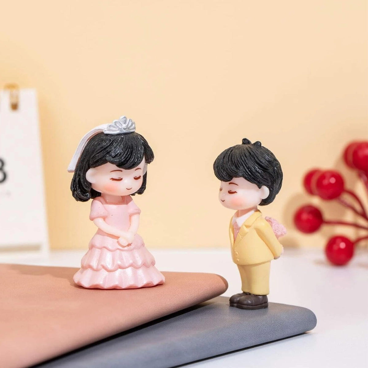 Love Proposal Couple Gift for Girlfriend Boyfriend Husband Wife Miniature Statue Showpiece for Valentines Day Gift Proposal Day Lovely Couple for Living Room Valentine Decoration