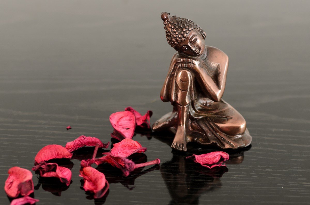 Resting Buddha on Knee Metal Showpiece (7.5 cm x 5.38 cm x 9.38 cm, Brown, AGB506)