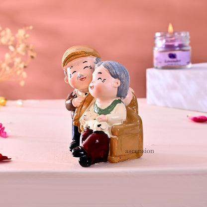 Cute Romantic Old Couple Figurine Resin Grandparents Statue with Cat Love Showpiece Romantic Decorative Item for Anniversary Retirement Birthday Gift Valentines Day Home & Office Decor