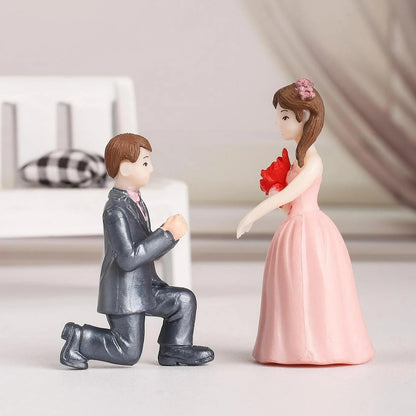 1 Set Romantic Propose Style Couples Gift for Girlfriend Boyfriend Figurines and Valentine Decoration Items Showpiece for Valentines Gifts Miniature Set for Living Room Bed Room