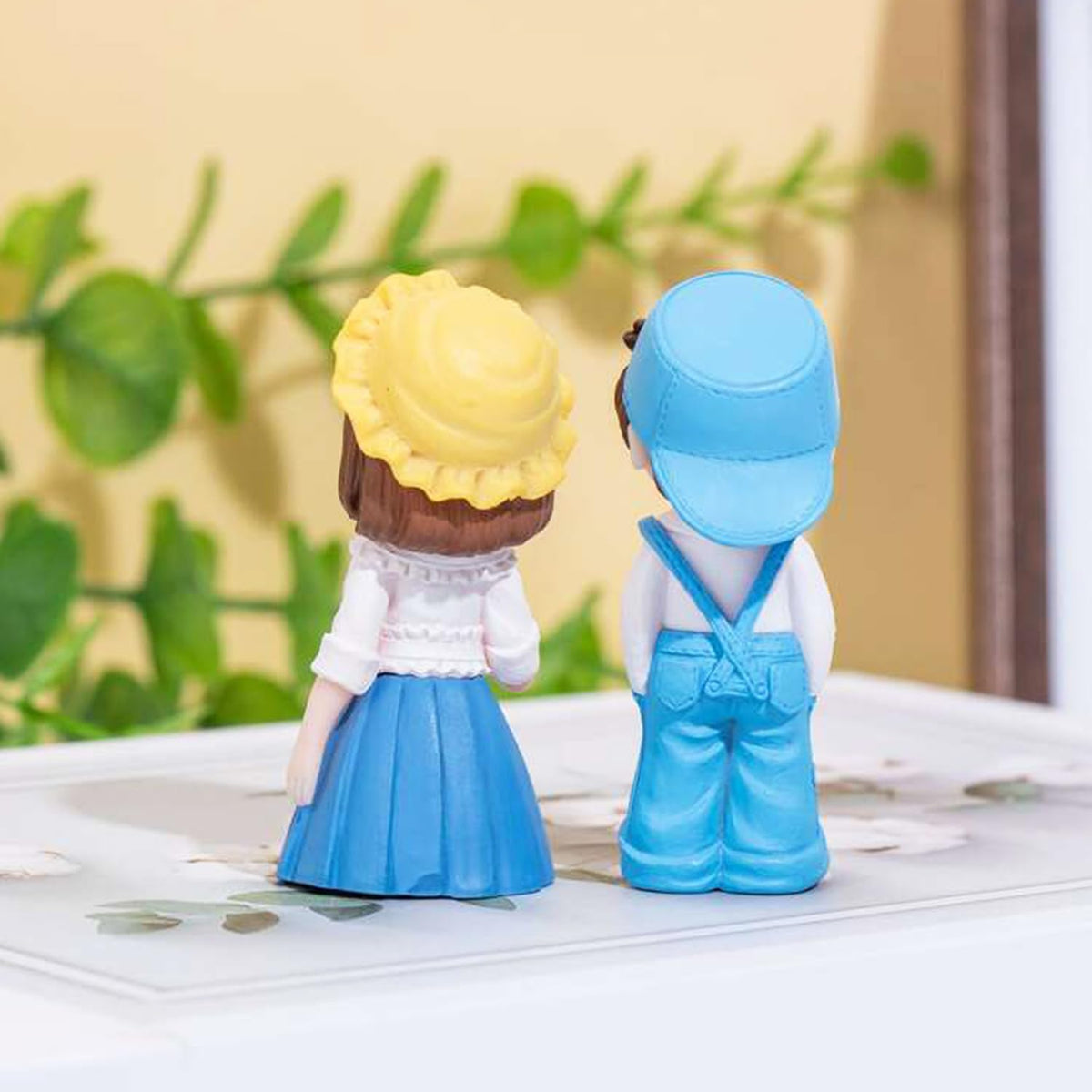 Romantic Lovely Couple Gift for Girlfriend Boyfriend Husband Wife Miniature Statue Figurine for Valentines Day Gift for Your Love Valentine Day Gift Items Resin Love Miniature