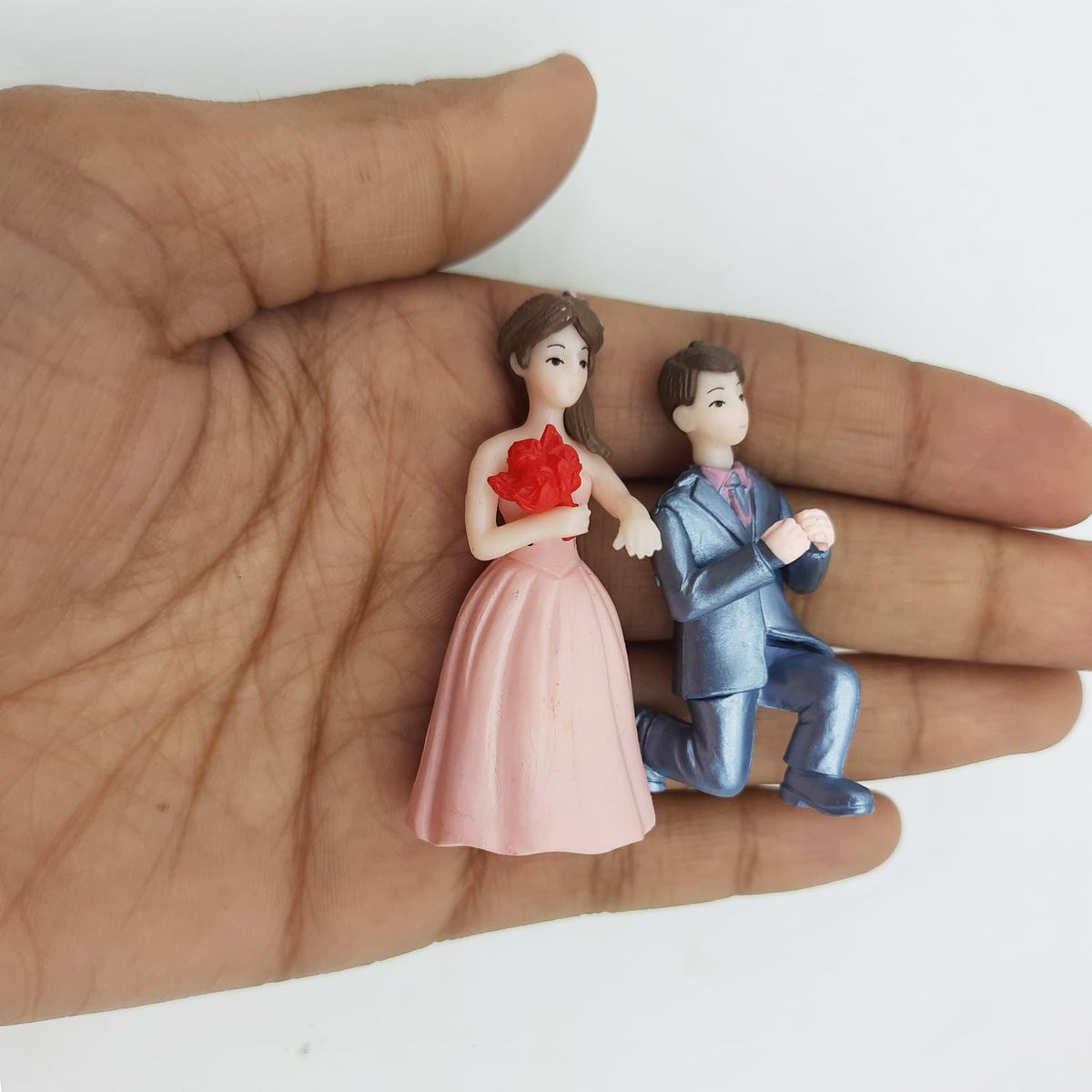 1 Set Romantic Propose Style Couples Gift for Girlfriend Boyfriend Figurines and Valentine Decoration Items Showpiece for Valentines Gifts Miniature Set for Living Room Bed Room
