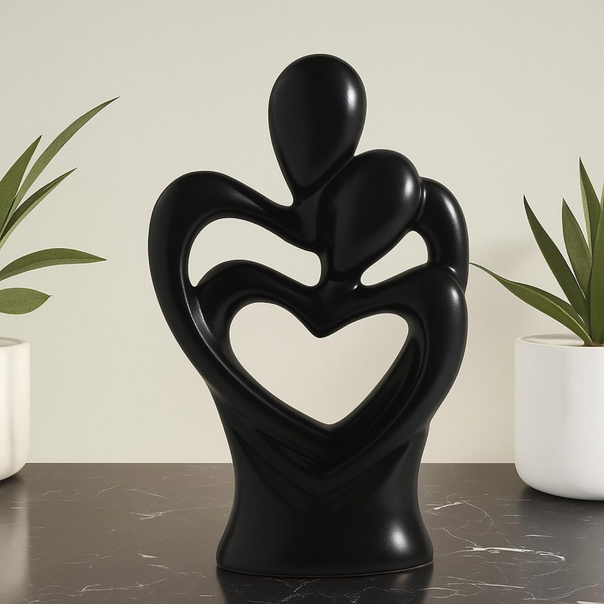 Hugging Couple Sculptures Ceramic Heart Shape Romantic Couple Statue Family Figurine Decorative Showpiece For Valentine Gift Living Room House Warming Anniversary Office & Home Décor (Black)