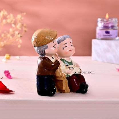 Cute Romantic Old Couple Figurine Resin Grandparents Statue with Cat Love Showpiece Romantic Decorative Item for Anniversary Retirement Birthday Gift Valentines Day Home & Office Decor