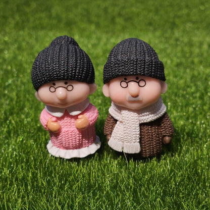 Miniature Old Couple Figurine – PVC Miniature Statue for Garden Decor, Dollhouse Accessory & Unique Gift