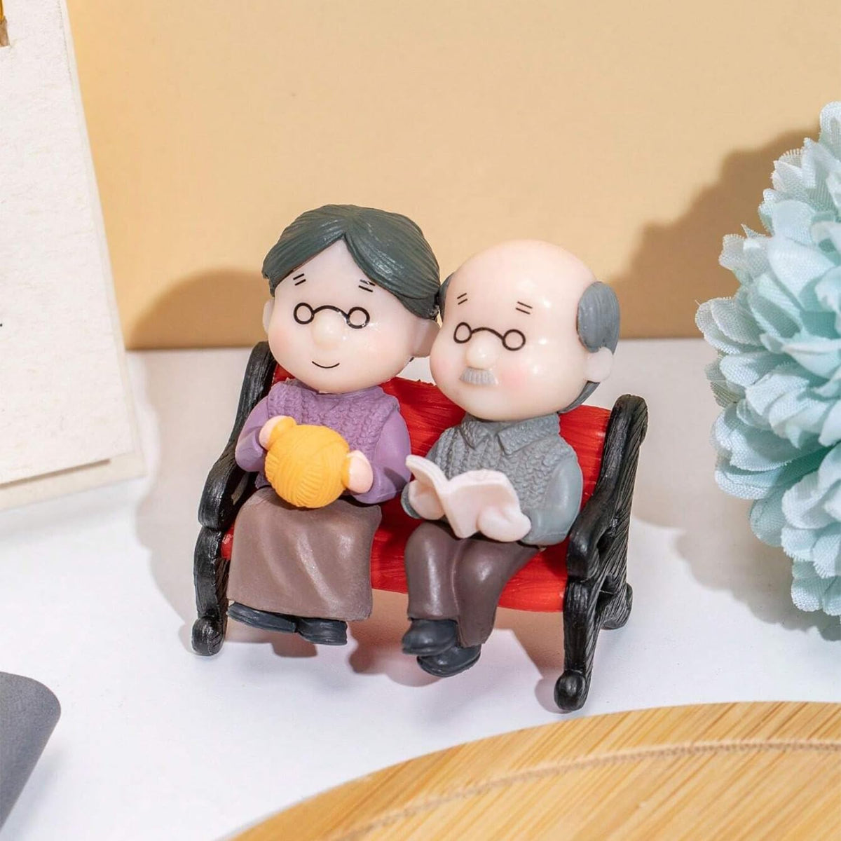 Old Aged Love Couple Sitting on Bench Decorative Showpiece for Home Room Decor Table Decoration Gift for Grand Parents Husband Wife Anniversary Birthday Valentine Gifts