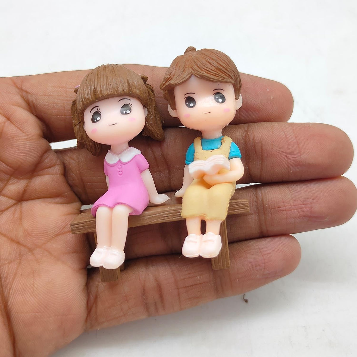 Miniature Couple Sitting On Chair Gift for Girlfriend Boyfriend Husband Wife Miniature Statue Showpiece for Valentines Day Gift Romantic Gifts for Your Love