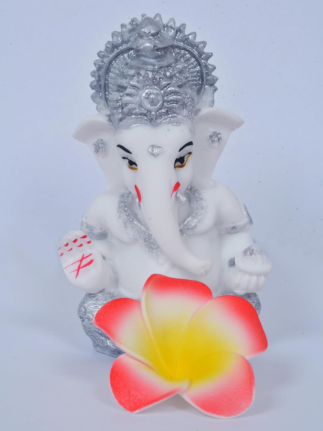 Shimmering White & Silver Ganesha Idol with Decorative Foam Flower – 3.5 Inch Polyresin Ganpati for Car Dashboard, Home & Office – Auspicious Gift for Griha Pravesh & New Car (White & Silver)