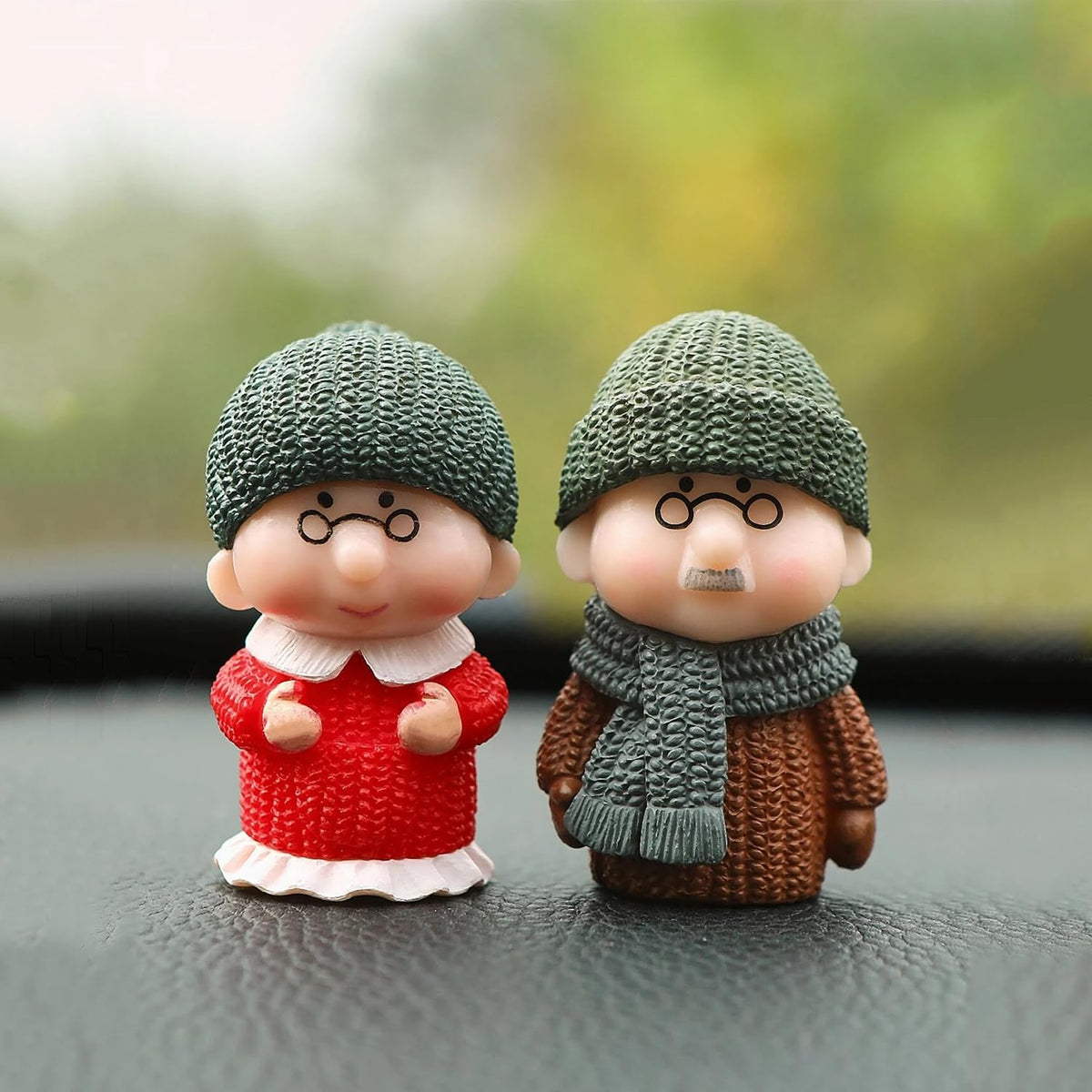 Old Aged Winter Wear Love Couple Set Decorative Showpiece for Home Room Decor Table Decoration Gift for Grand Parents Husband Wife Anniversary Birthday Valentines Gifts