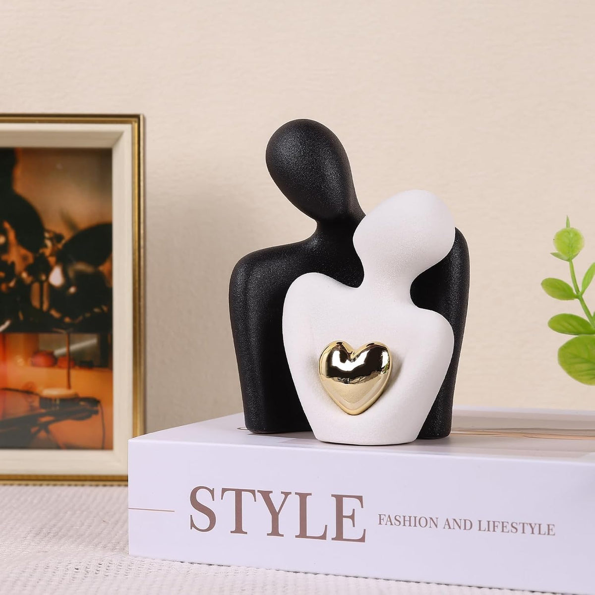 Hugging Couple Statue - Romantic Home Decor, Perfect Wedding Anniversary and Valentines Day Gift, Figurine for Home, Office, Coffee Table and Desktop (Black+White, Romantic Couple)