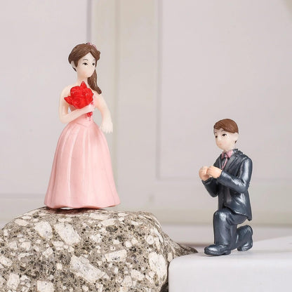1 Set Romantic Propose Style Couples Gift for Girlfriend Boyfriend Figurines and Valentine Decoration Items Showpiece for Valentines Gifts Miniature Set for Living Room Bed Room