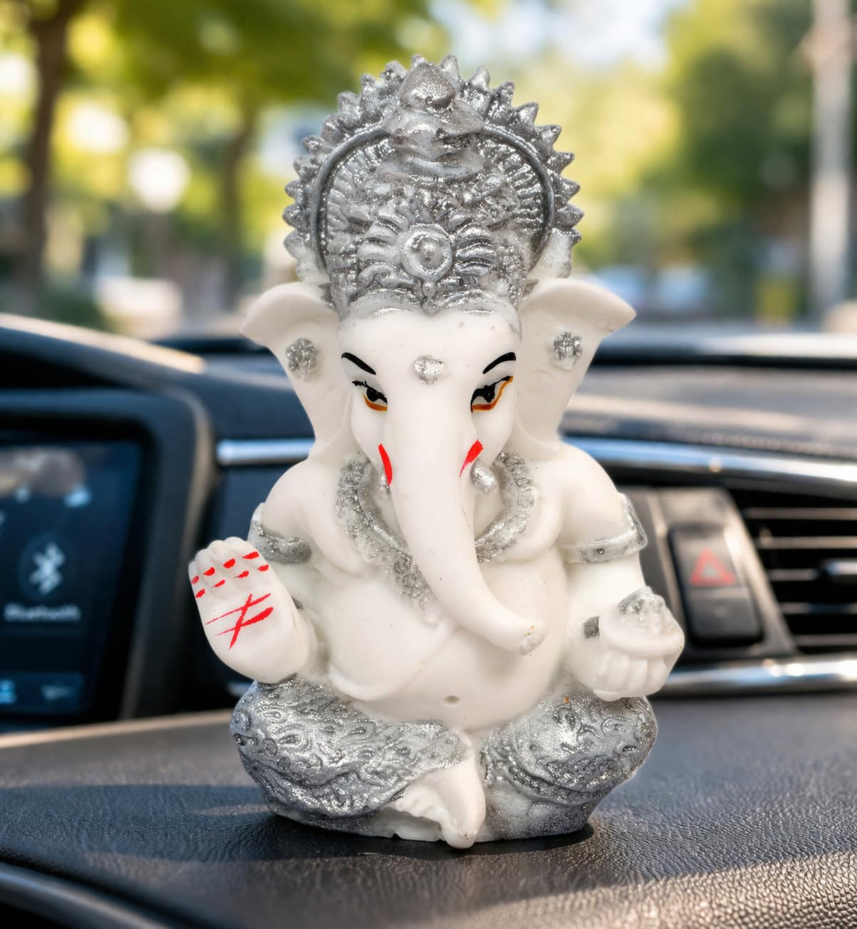 Shimmering White & Silver Ganesha Idol with Decorative Foam Flower – 3.5 Inch Polyresin Ganpati for Car Dashboard, Home & Office – Auspicious Gift for Griha Pravesh & New Car (White & Silver)