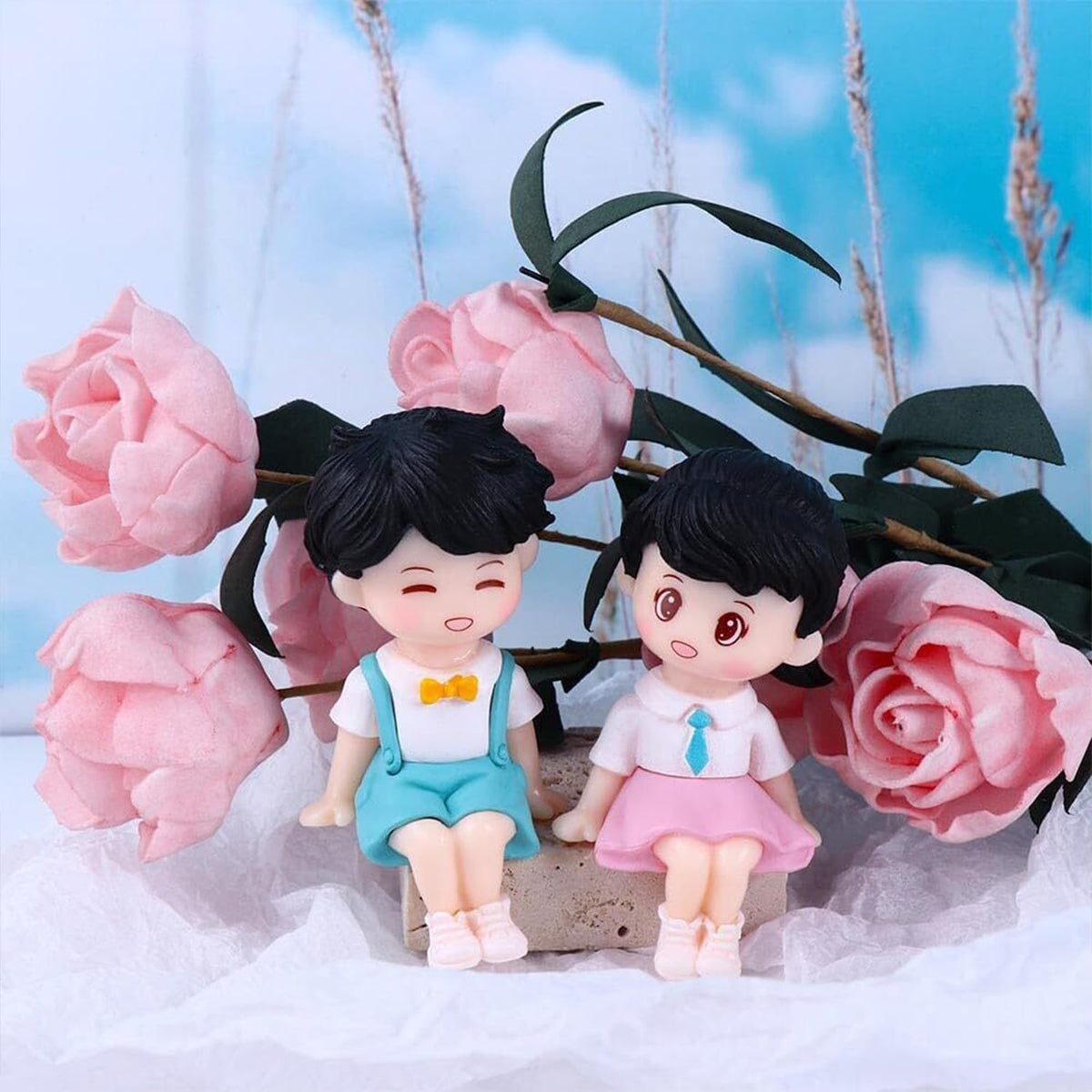 Mini Couples Romantic Gift for Girlfriend Boyfriend Figurines and Valentine Decoration Items Showpiece for Valentines Gift Miniature Set for Living Room Bed Room Decoration