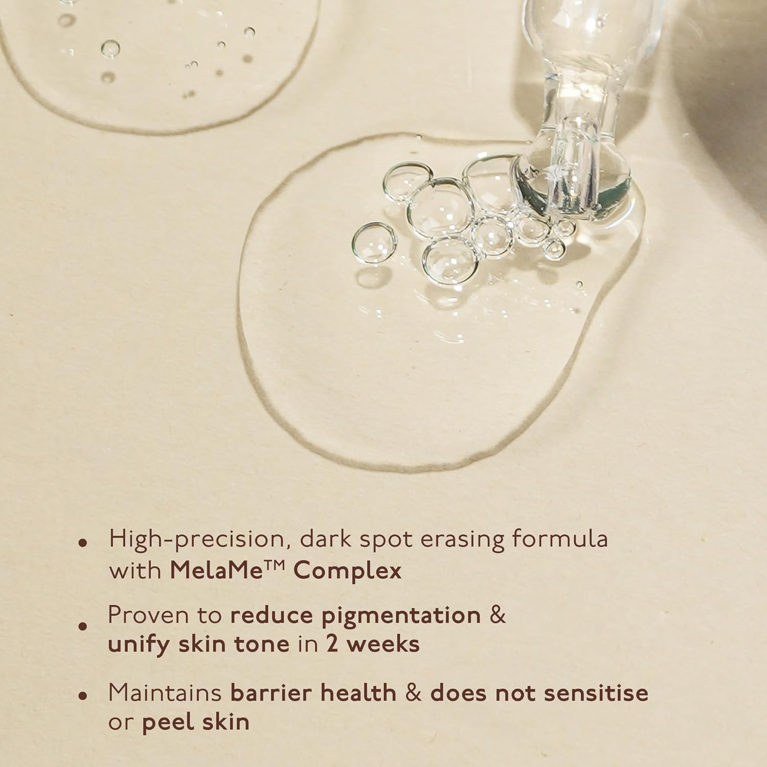 Cosmetic product with droplets on a beige background, featuring text about its benefits.