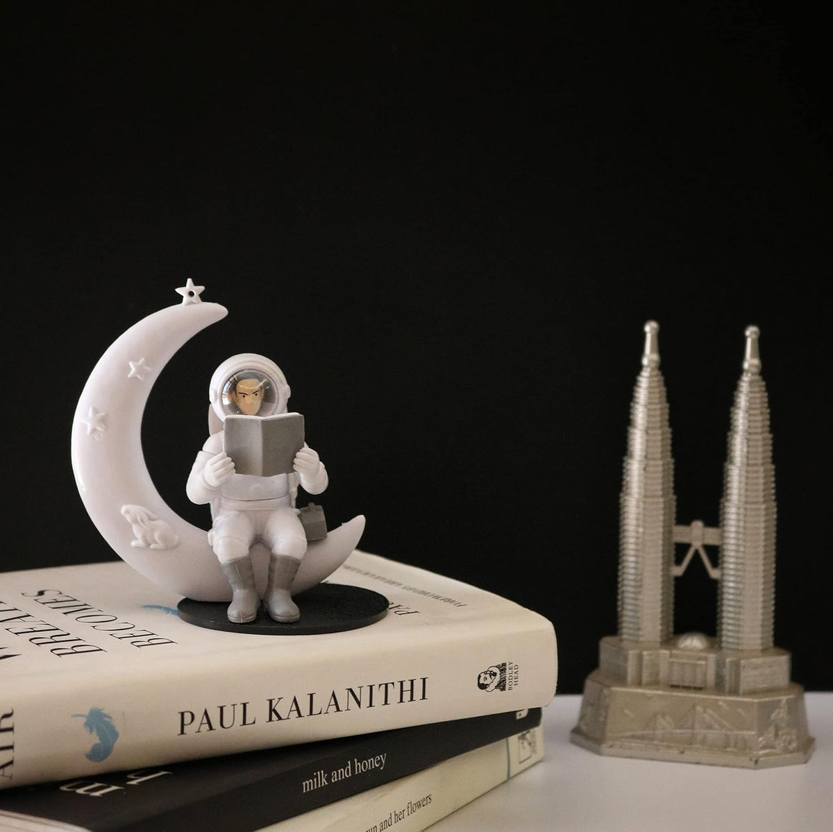 Astronaut Figurine Showpiece for Home Décor, Office Desk, Car Dashboard & Table Decoration | Space Astronaut Statue Collectible Gift for Home, Room & Workspace (Moonstar Human)
