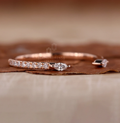 Rose gold ring with diamonds on a brown surface, featuring the brand 'Diamondrensu'.