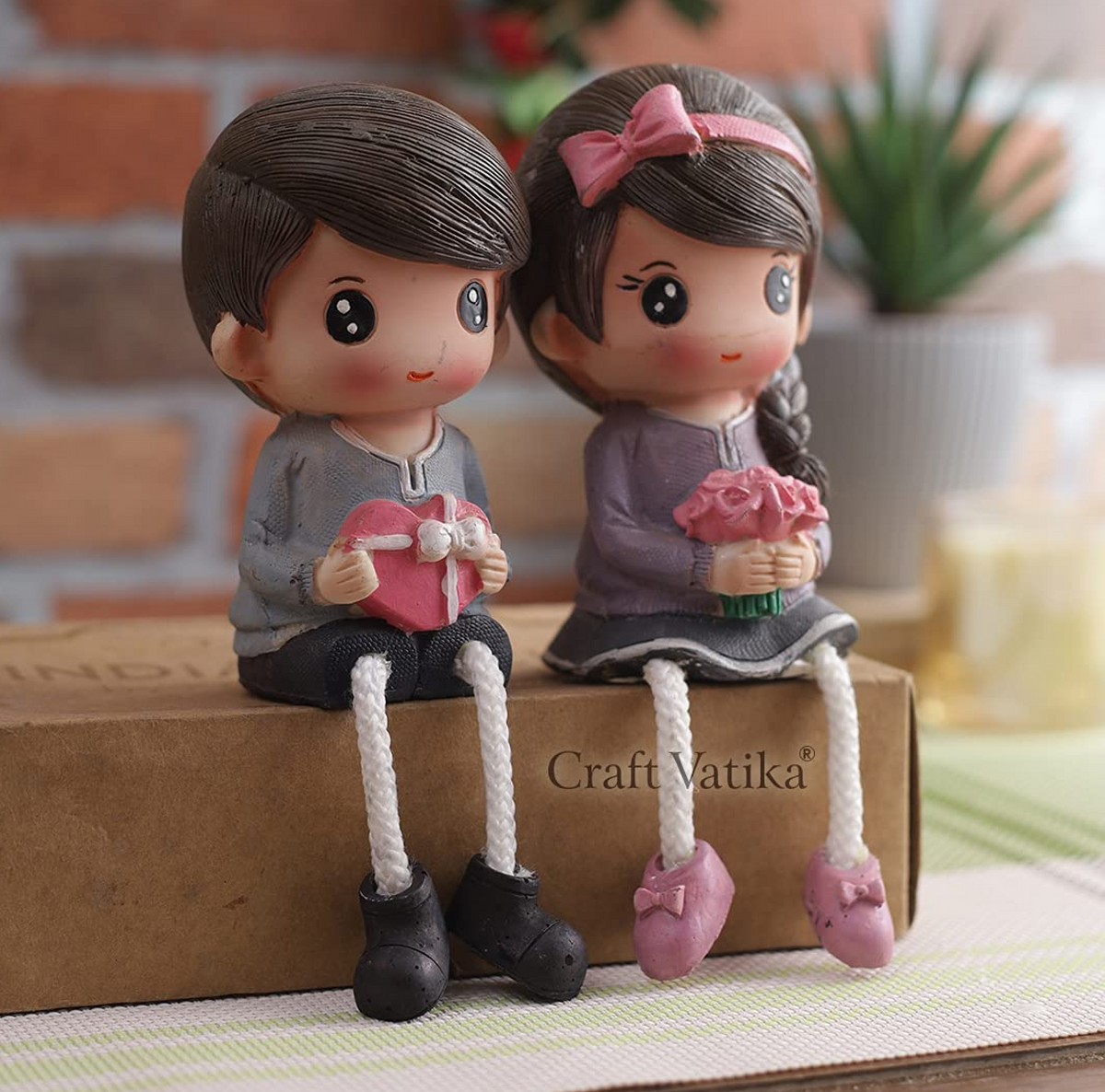 Romantic Love Couple Miniature Statue Showpiece for Gift Husband Wife Girlfriend Boyfriend Girls Boys Home Decor Items