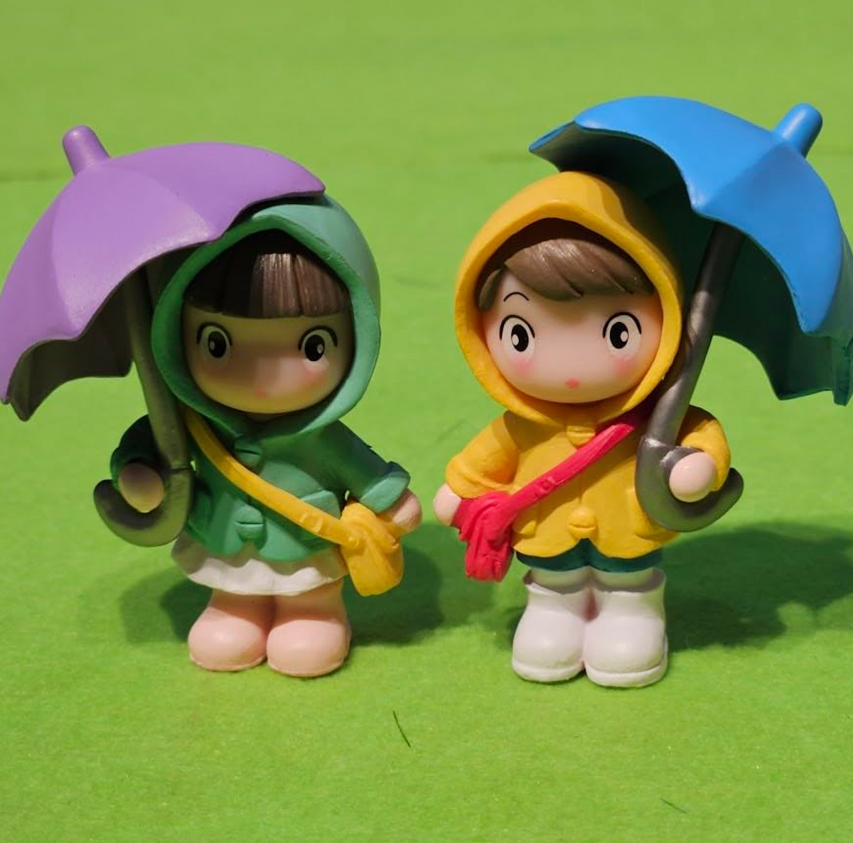 Cute Miniature Figurines Set Decorative Couple for Home Garden Decor Garden Miniature Cake Topper, Umbrella Couple