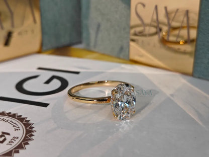 Diamond ring on a surface with 'IGI' and 'Savvy' branding in the background.